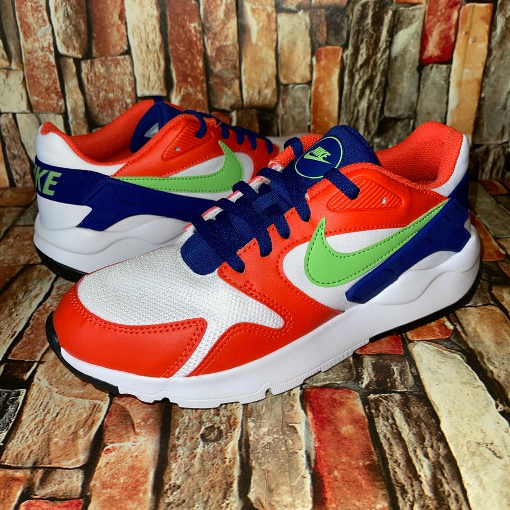 Nike women’s sneakers size 7.5 lightweight tennis